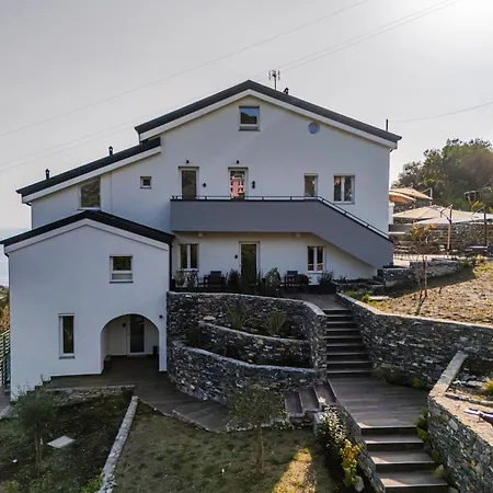 - Attico Vista Mare Con Terrazza E Piscina Апартаменты
