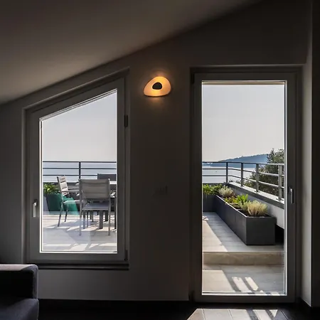 - Attico Vista Mare Con Terrazza E Piscina Apartman