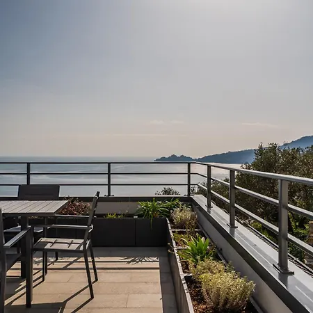 - Attico Vista Mare Con Terrazza E Piscina 아파트