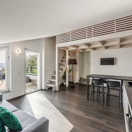 - Attico Vista Mare Con Terrazza E Piscina Apartman *