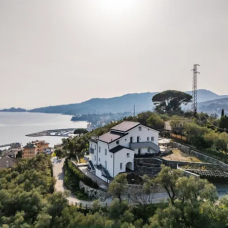 - Attico Vista Mare Con Terrazza E Piscina 아파트
